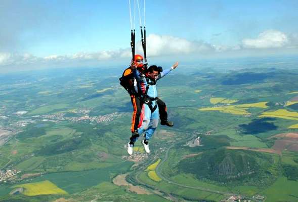 Denně vyjíždíme každou hodinu z centra Prahy na naše letiště v Moste
