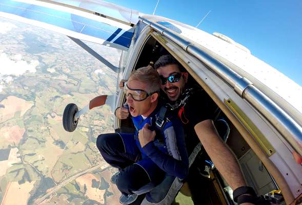 Vyzkoušejte na vlastní kůži, proč je tandemový seskok zážitek o kterém všichni mluví